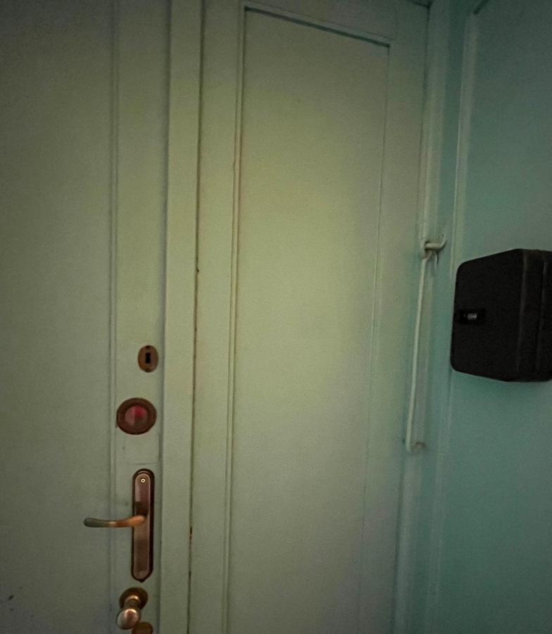 H. Kloss Apartment *